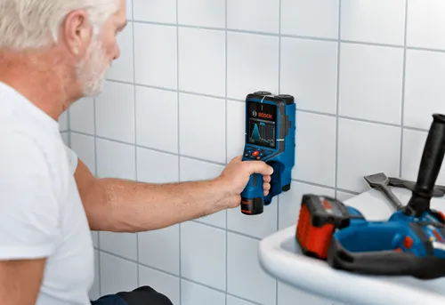 Bosch D-TECT200C being used to scan a wall surface